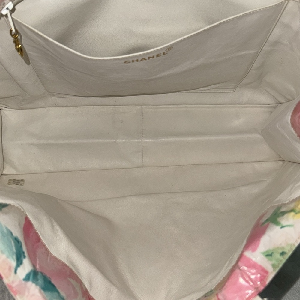 Preloved Chanel white floral vinyl tote bag has a clear plastic resin handles. - Picture 13 of 15